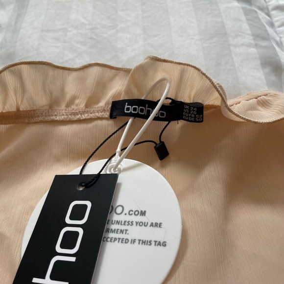 Boohoo Plus Ruffle Detail Plunge Beige Cream Blouse Size 20 Plus Size - Picture 5 of 10